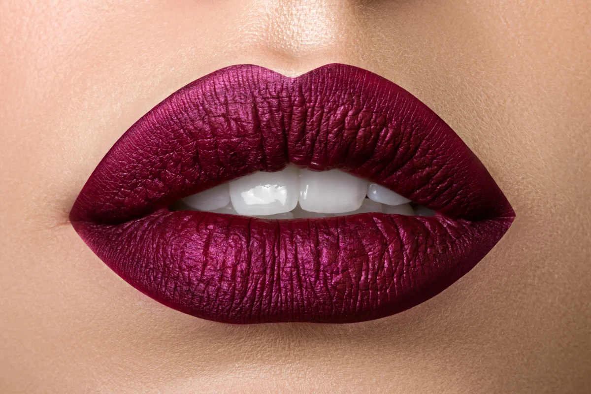Lippen mit mattem rotem Lippenstift