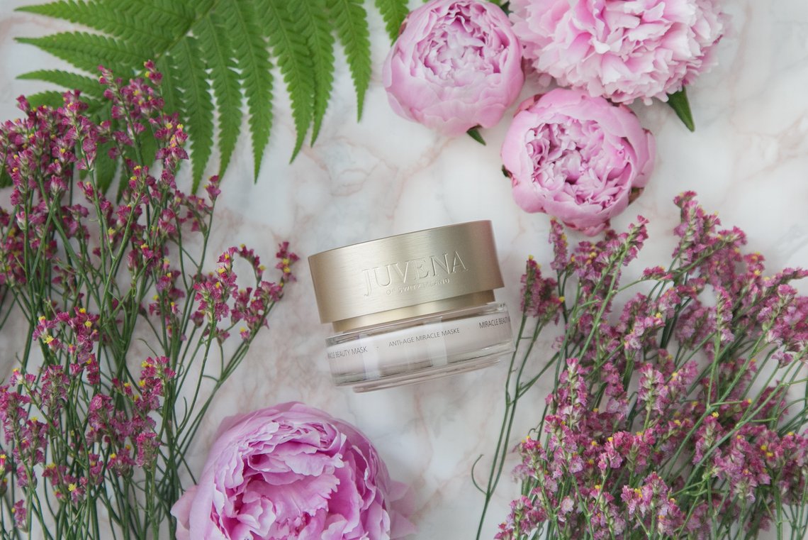 Gesichtsmaske mit Blumen geschmückt