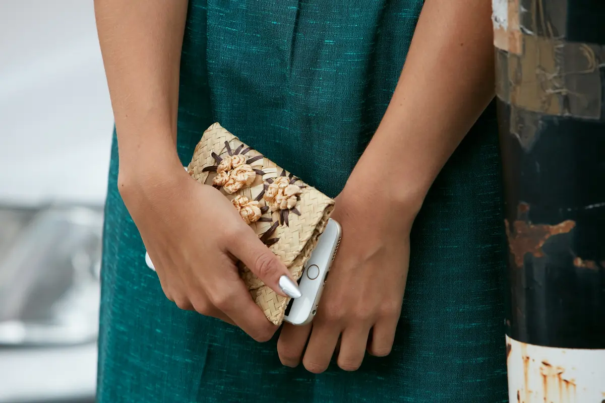 Frau mit Smartphone in der Hand