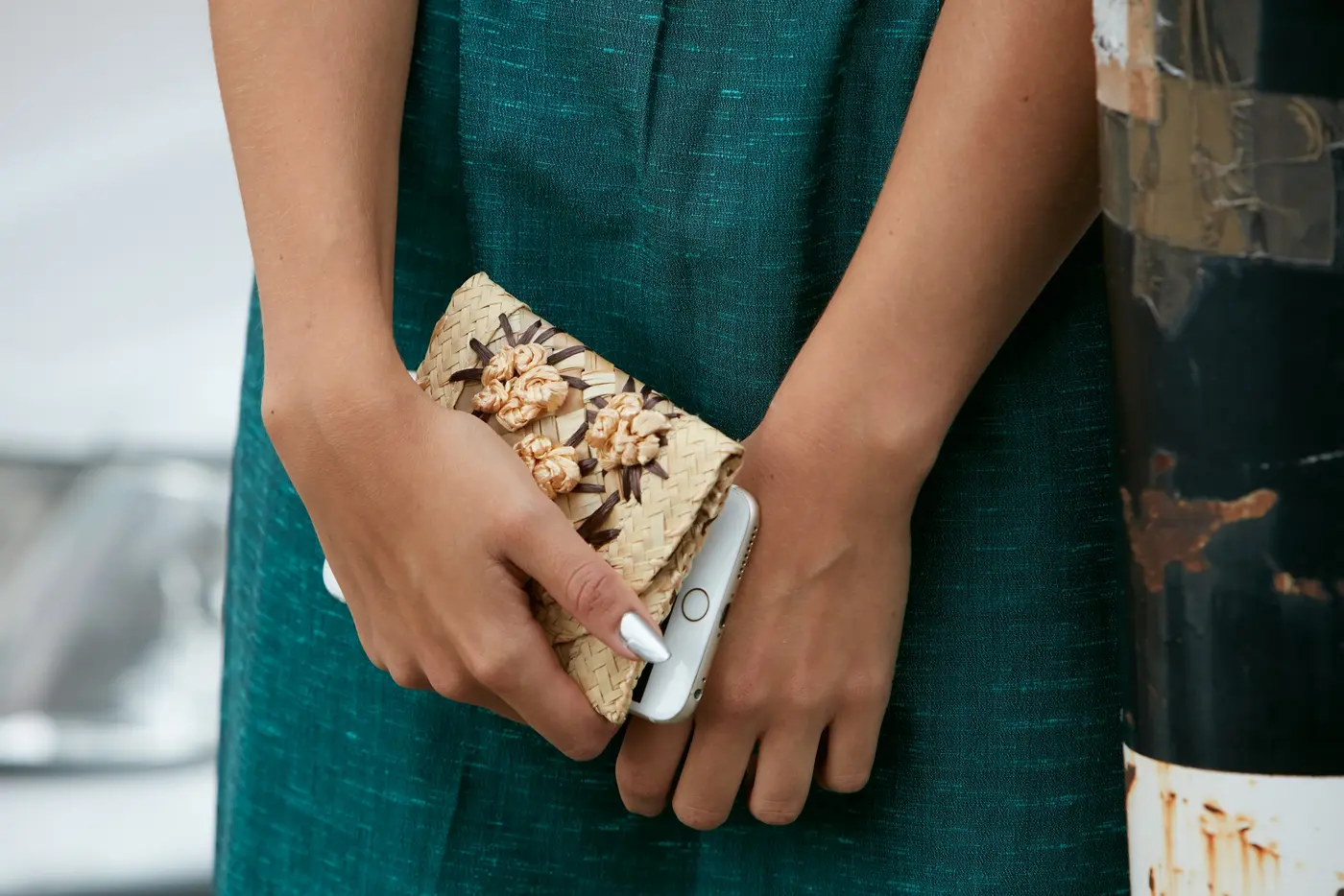 Frau mit Smartphone in der Hand