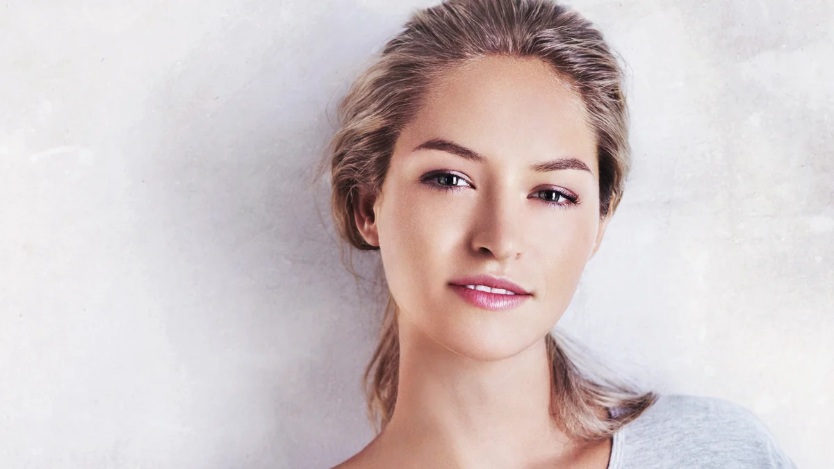 Frau mit leichtem Make-up