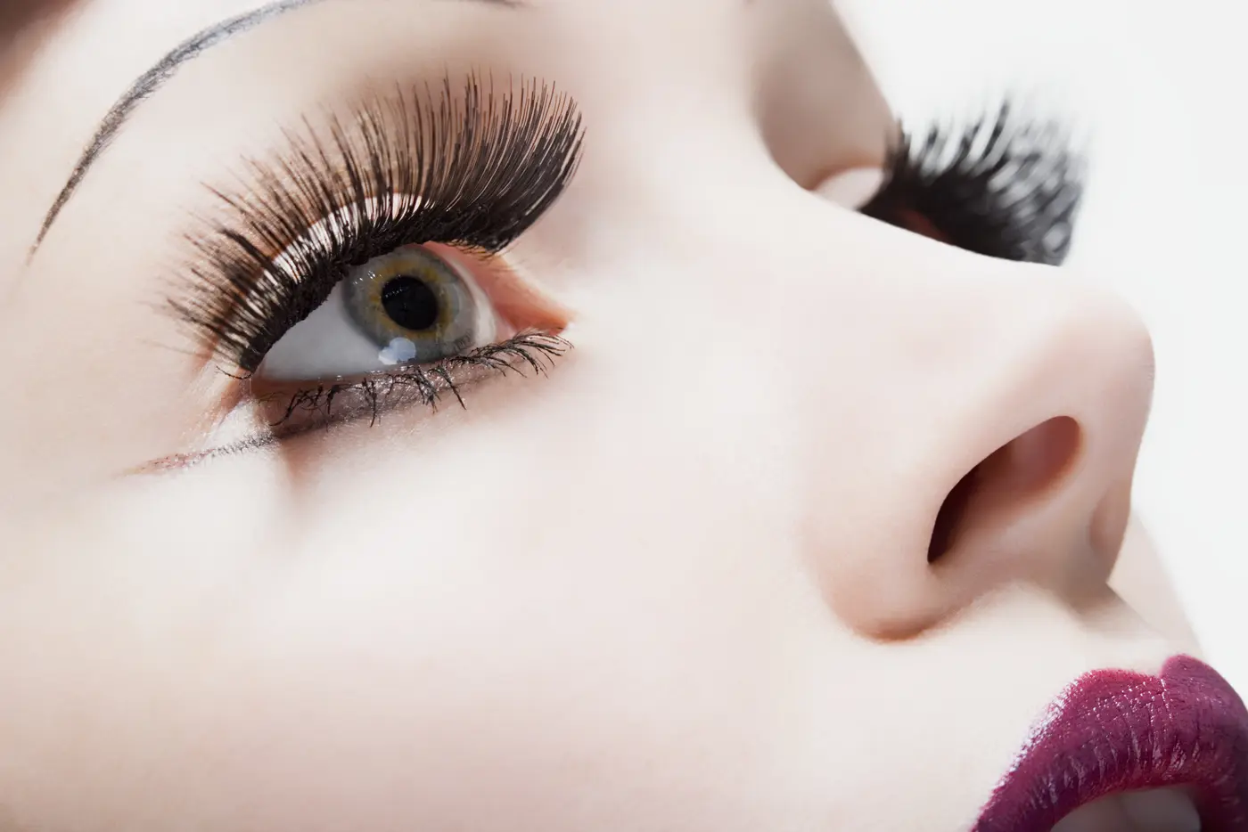 Junge Frau mit falschen Wimpern