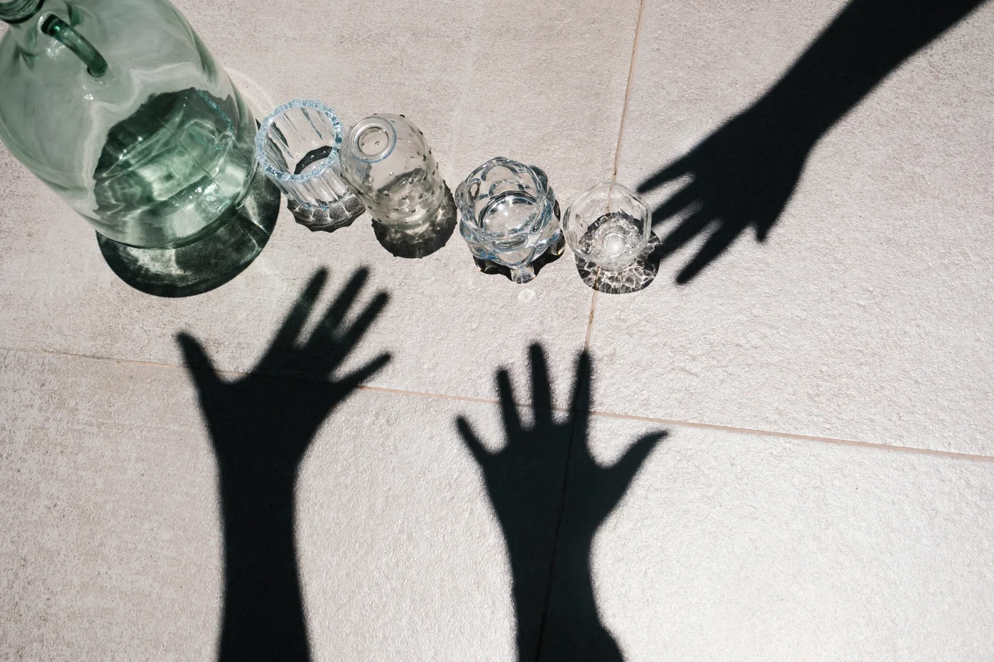 Schattenhände greifen nach Gläsern