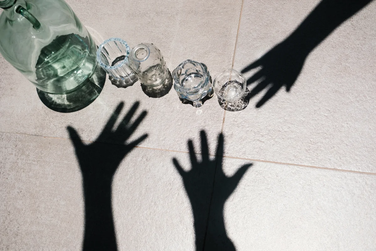 Schattenhände greifen nach Gläsern