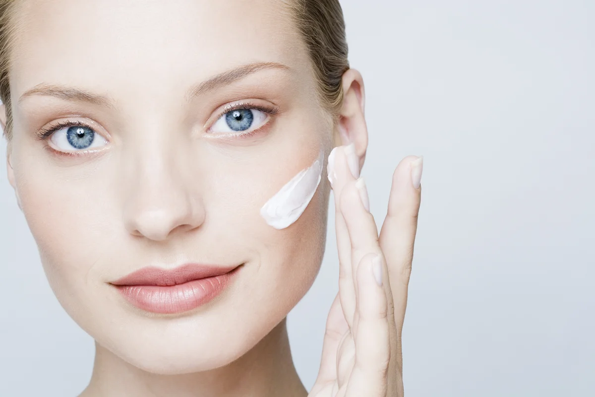 Junge Frau mit Lotion im Gesicht