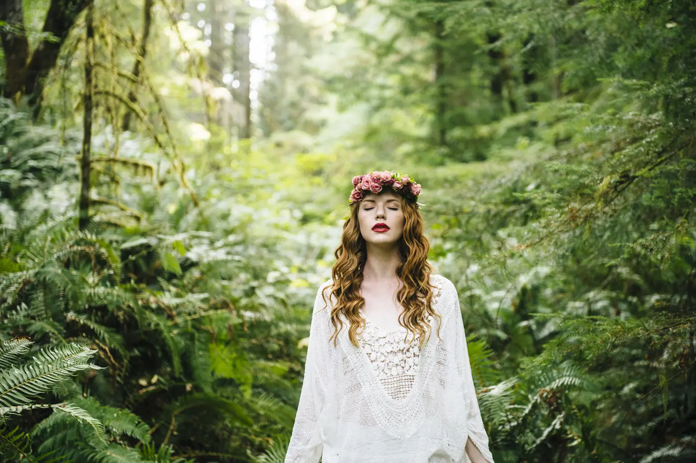 Frau mit Blumenkrone im Wald