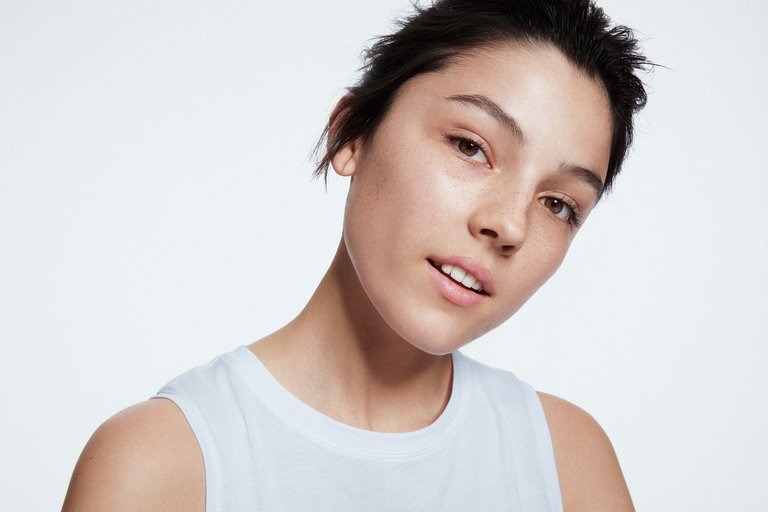 Model Lary ungeschminkt