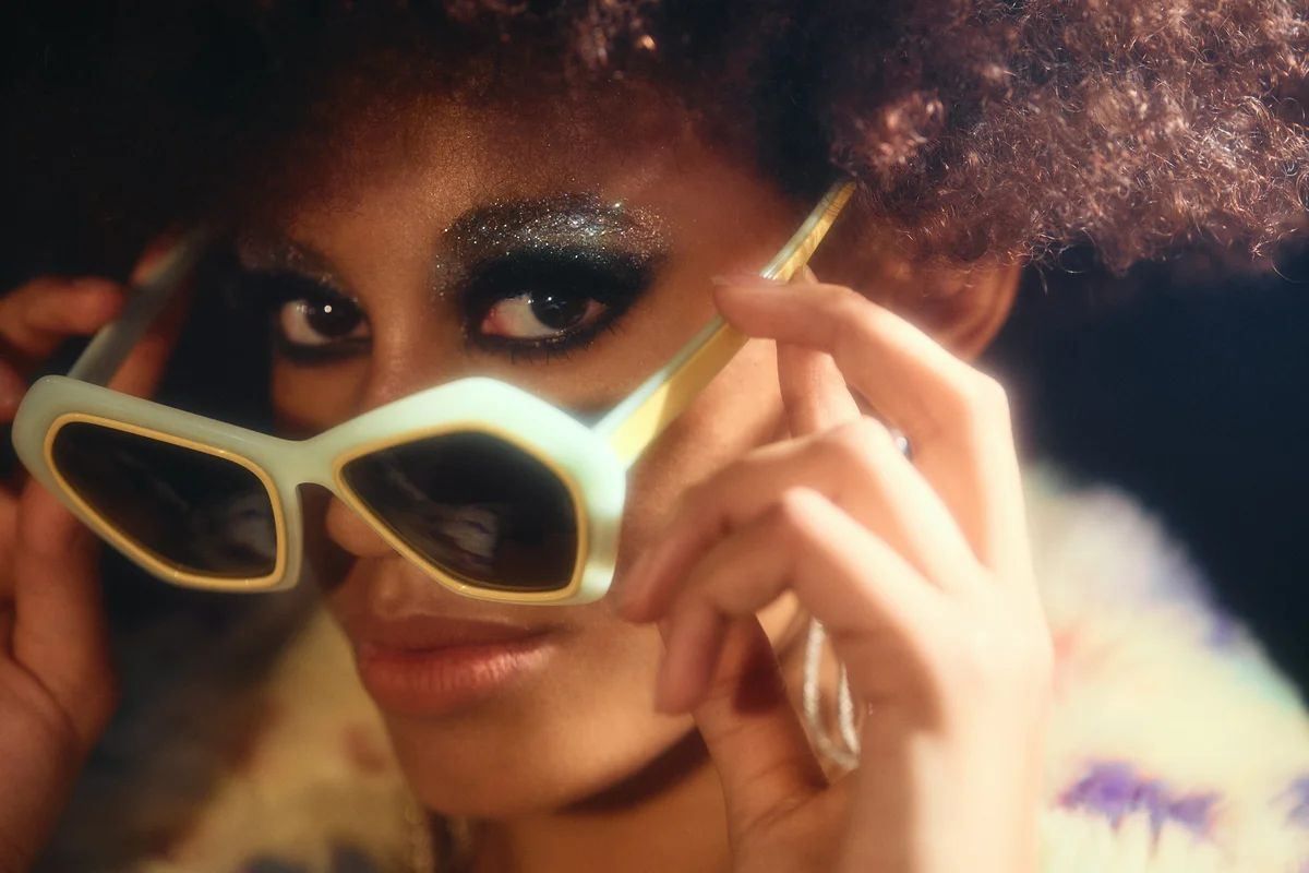 Frau mit Glitter Augen-Mage-up