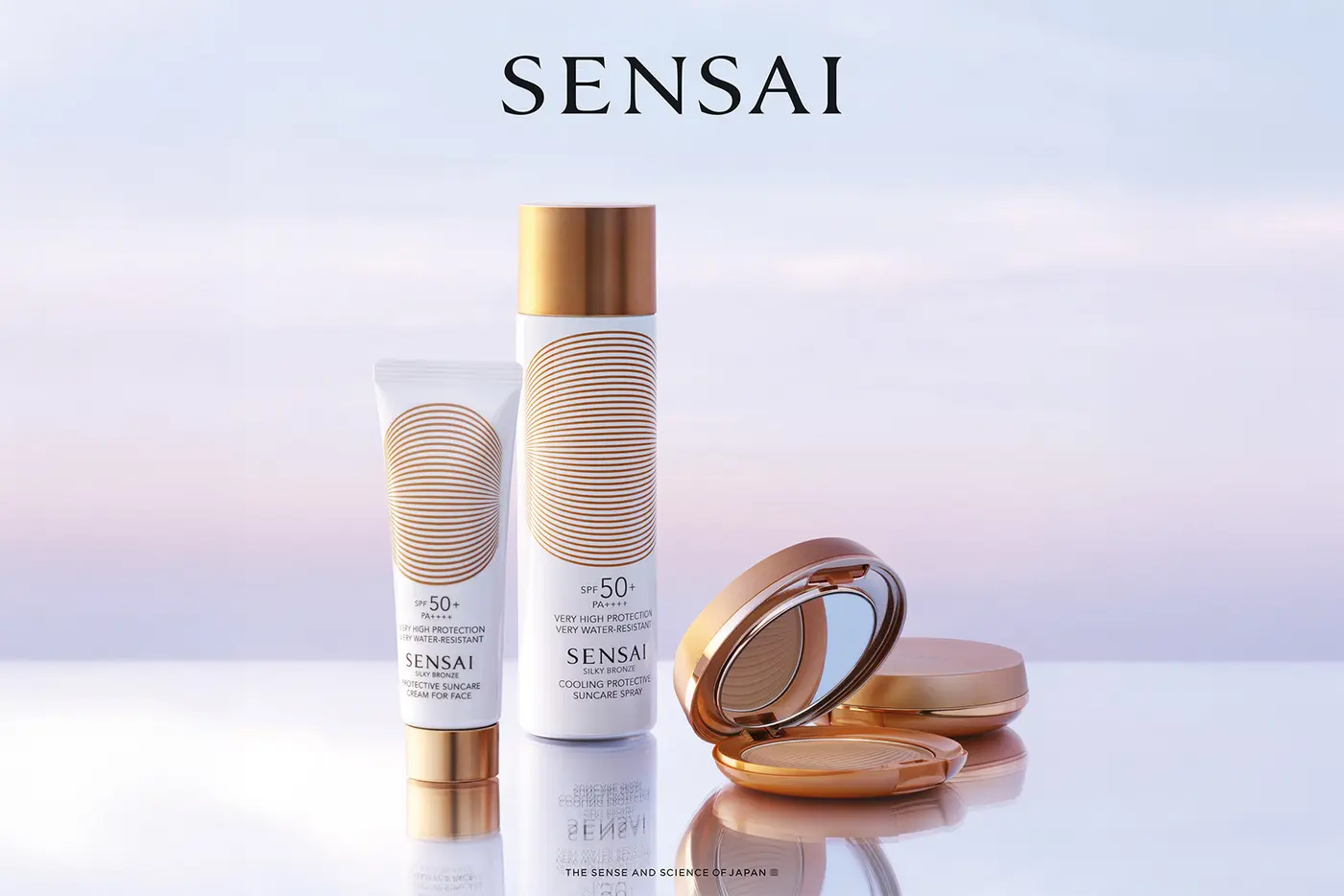 Die perfekten Beach-Buddies von SENSAI: Das COOLING PROTECTIVE SUNCARE SPRAY SPF50+, die PROTECTIVE SUNCARE CREAM FOR FACE SPF50+ sowie das NATURAL VEIL COMPACT SPF 20.