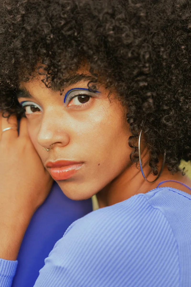 Frau mit blauem Lidstrich