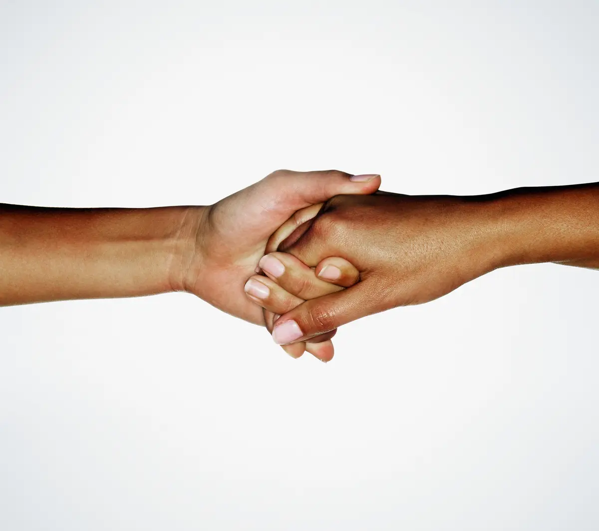 Hände verschiedener Hautfarben