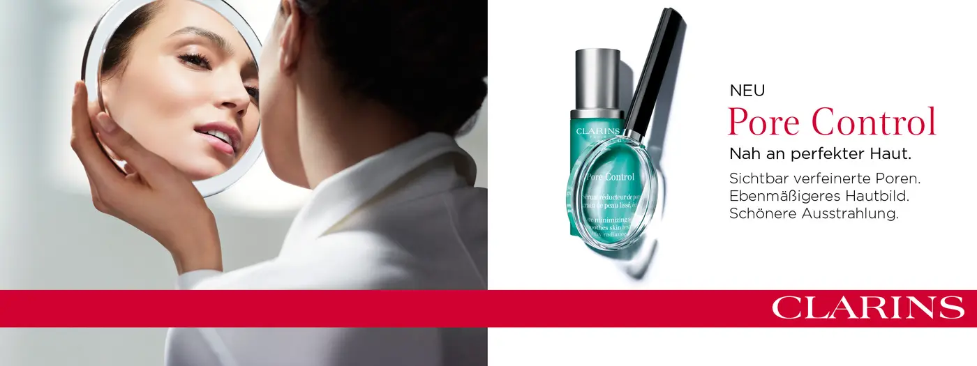 Clarins Pore Control Serum und Frau, die in einen Spiegel schaut