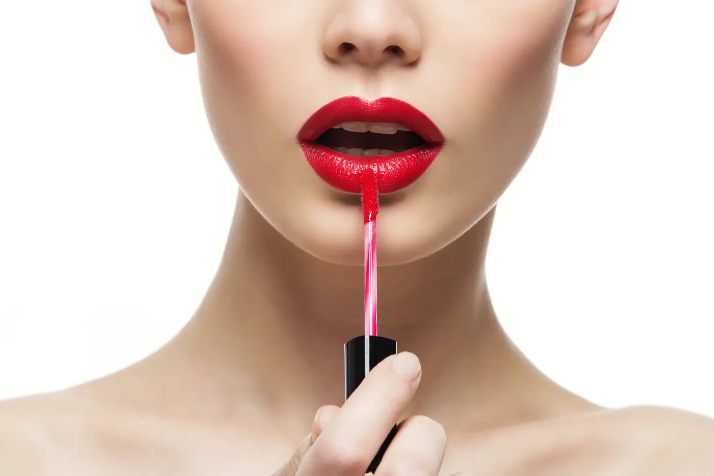 Eine Frau trägt Lippenstift auf
