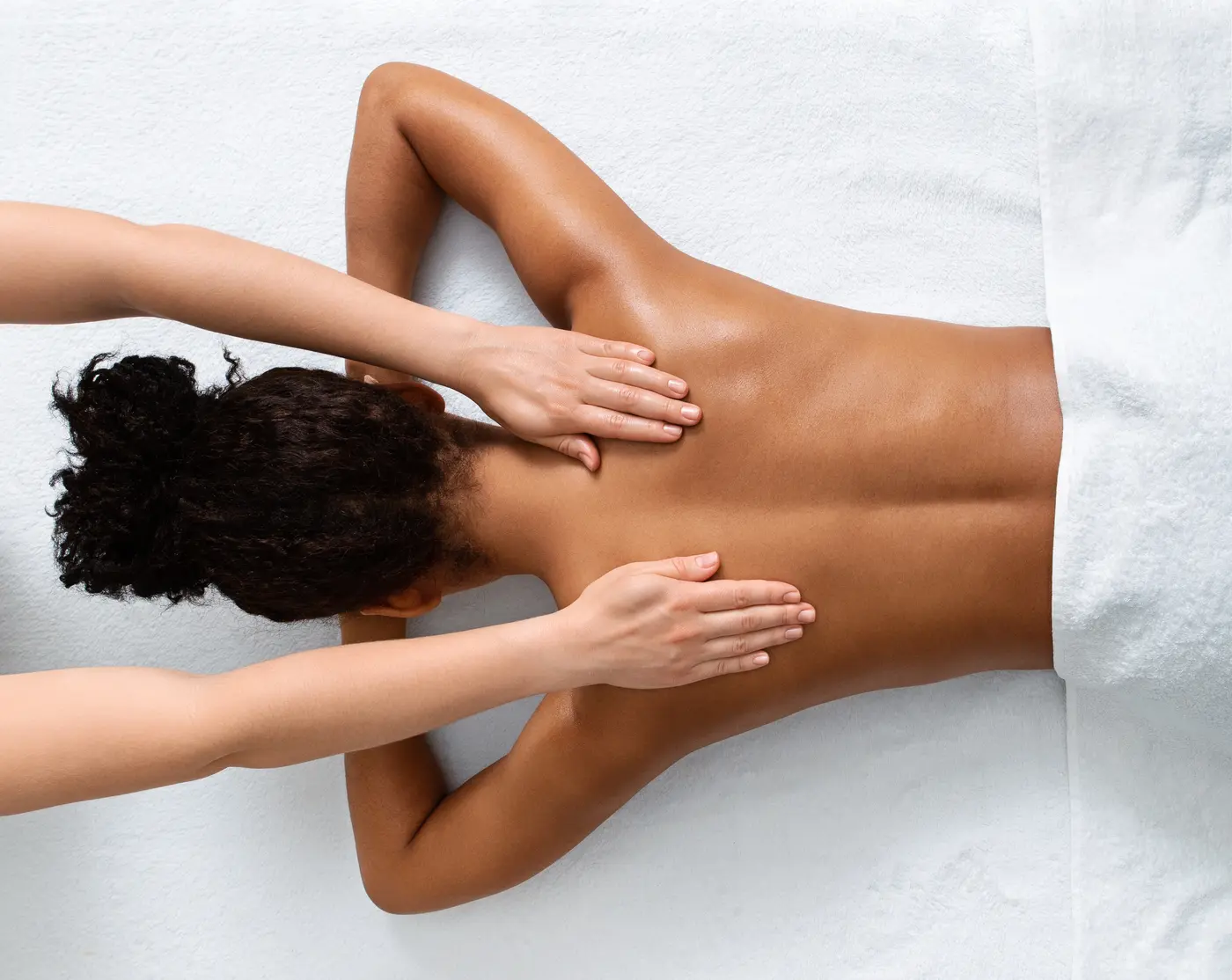 Frau bekommt Massage