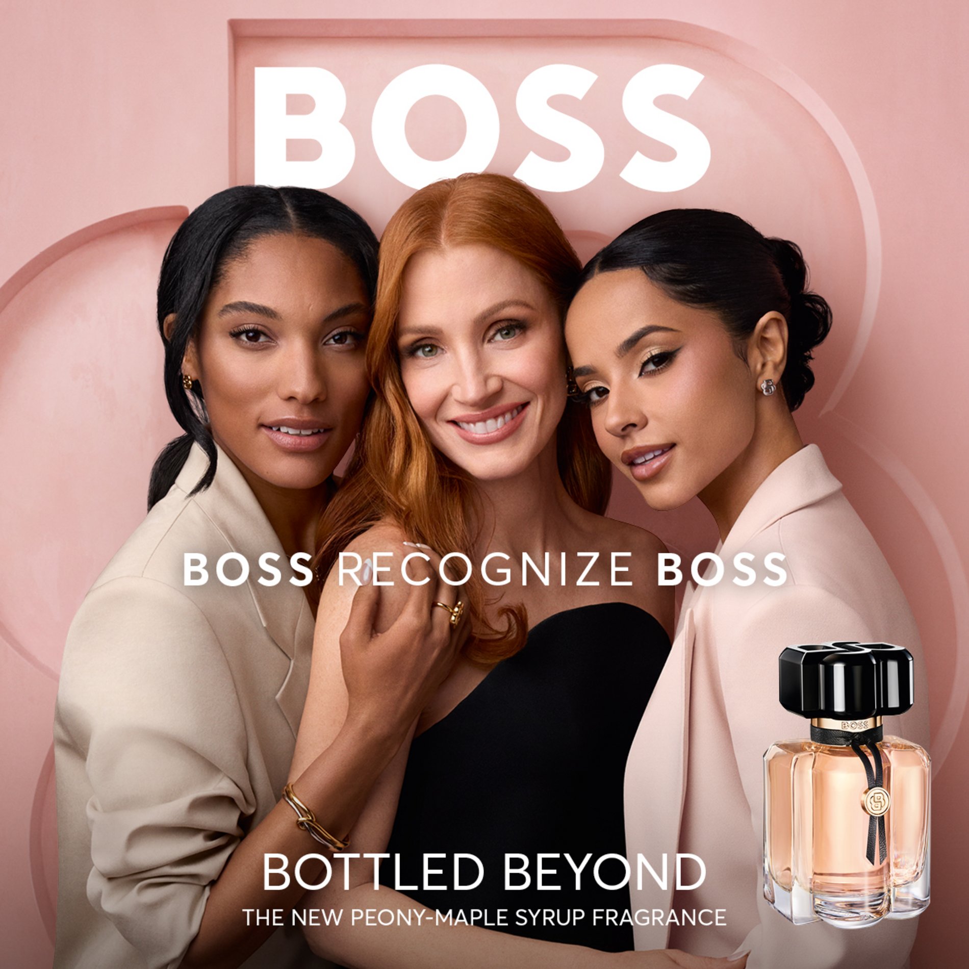 BOSS Parfüm-Kampagne 'Bottled Beyond' – drei lächelnde Frauen in Beige- und Rosétönen vor rosa Hintergrund mit BOSS-Flakon, Werbetext 'Boss Recognize Boss'
