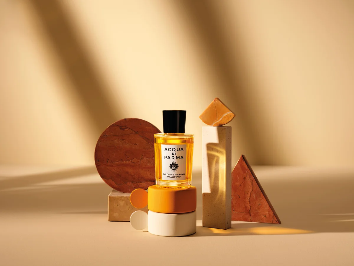 Kampagnenvisual Colonia Il Profumo Millesimato von Acqua di Parma, Flakon mit verschiedenen Formen drapiert