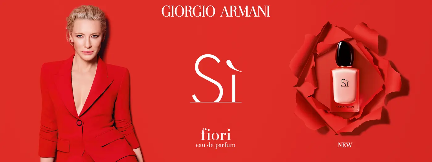 Model, Schriftzug und Flakon vor rotem Hintergrund