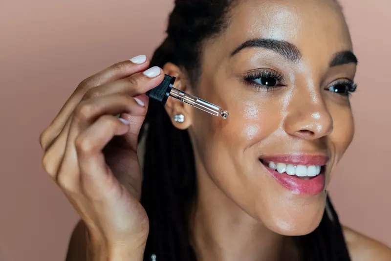 Eine Frau trägt Kamelienöl auf