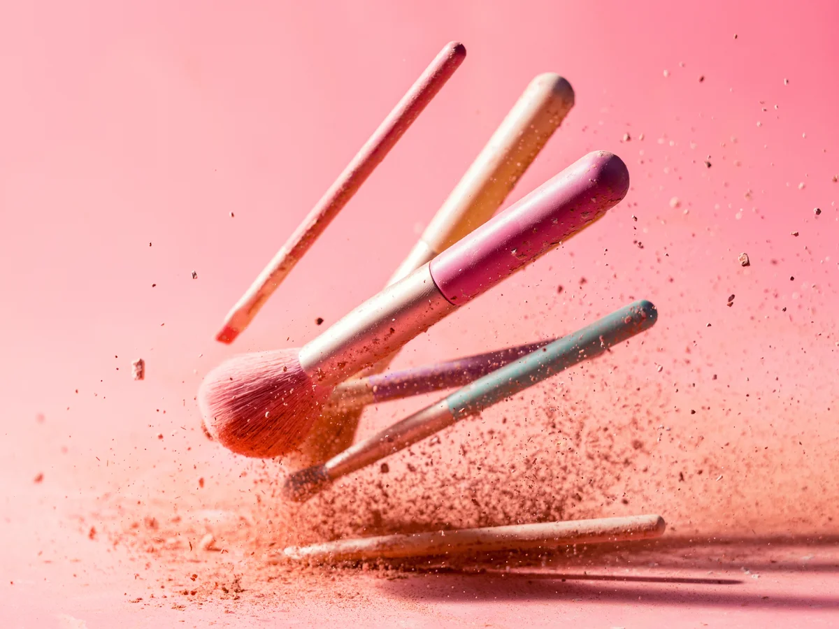 Make-up Pinsel Sortiment auf rosa Hintergrund