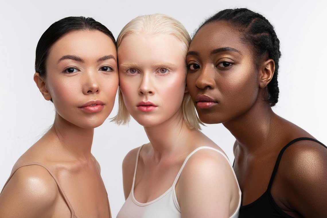 Drei Frauen mit verschiedenen Hautfarben Drei Frauen mit verschiedenen Hautfarben