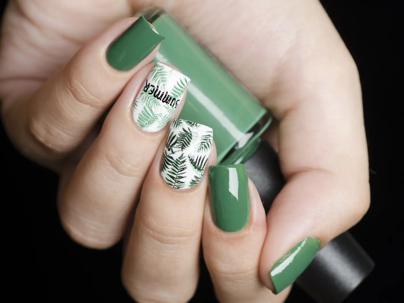 Tropisches Nail Art in Grün mit Farnblättern