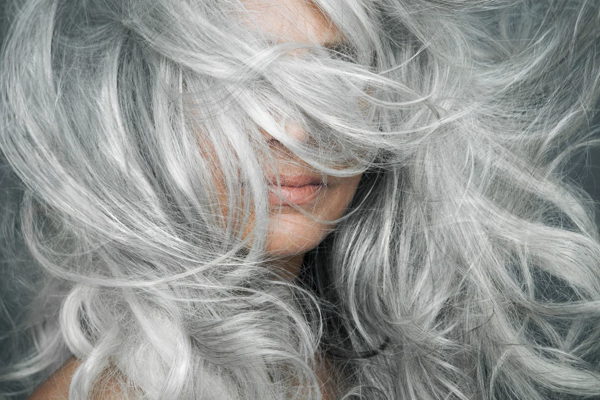 Frau mit grauem Haar
