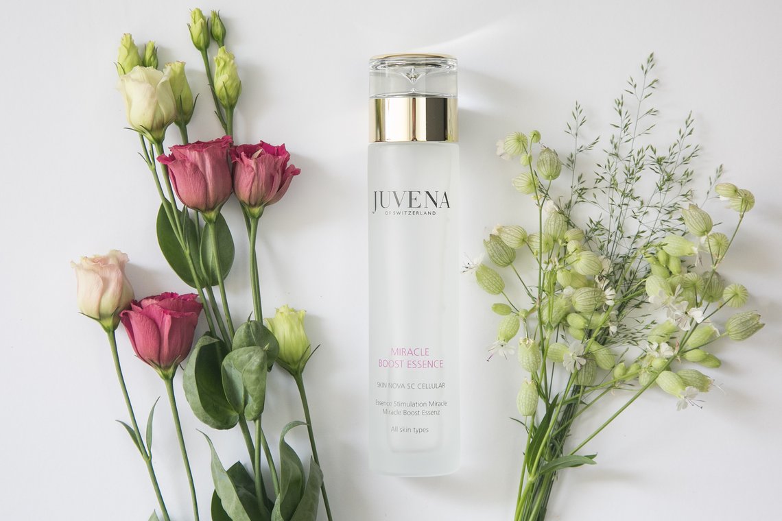 Gesichtsbooster mit Blumen geschmückt