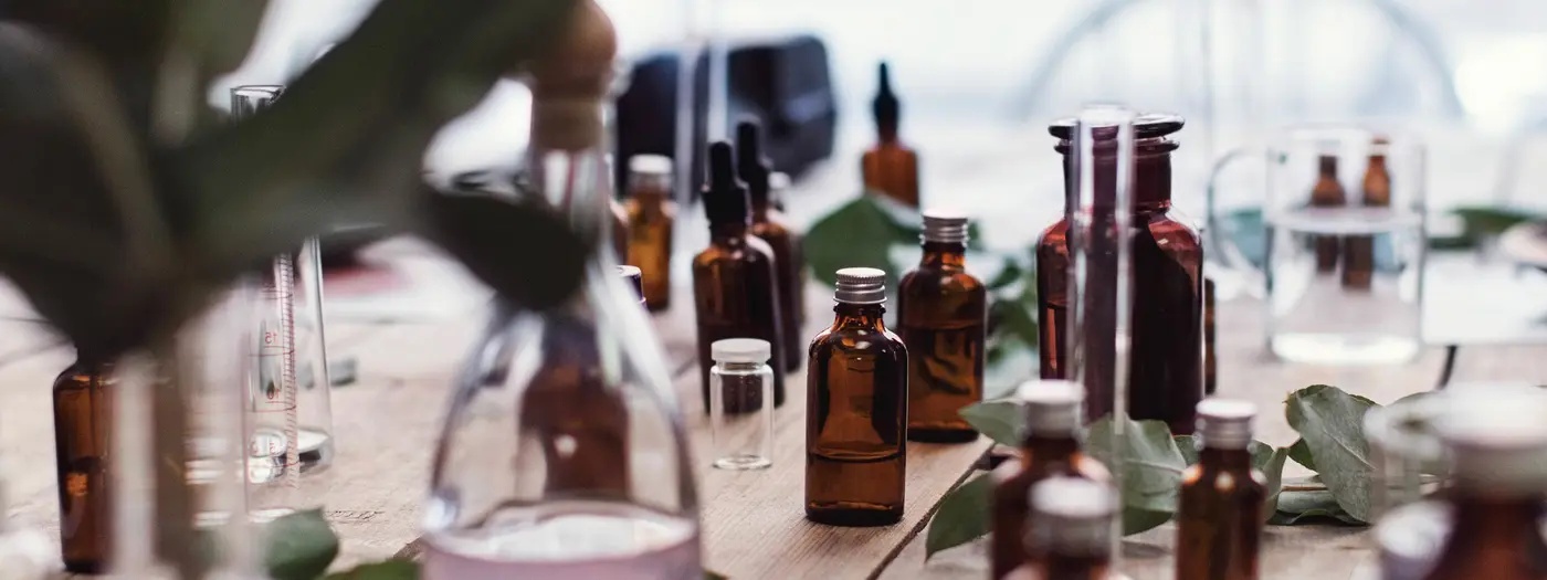 Parfumflaschen auf einem Tisch