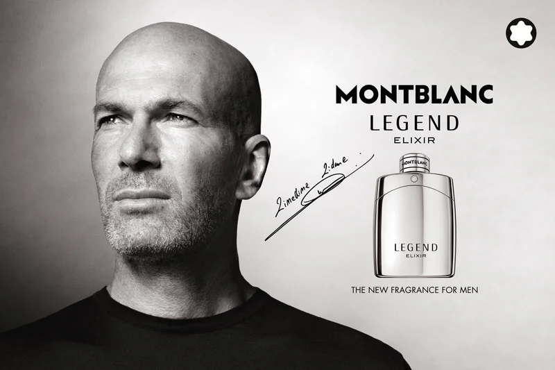 Zinédine Zidane in der Montblanc Legend Elixir Kampagne neben dem silbernen Parfum-Flakon. Intensiver Herrenduft in Schwarz-Weiß-Ästhetik.