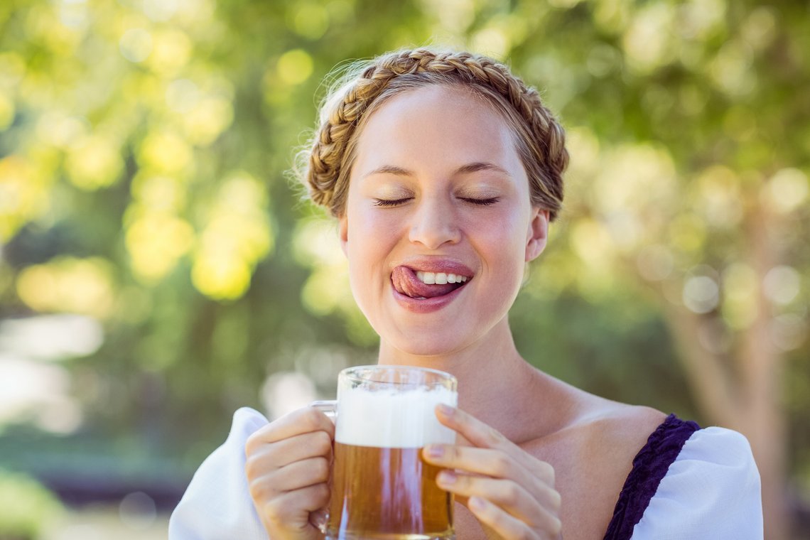 Frau mit Haarkranz und Bier