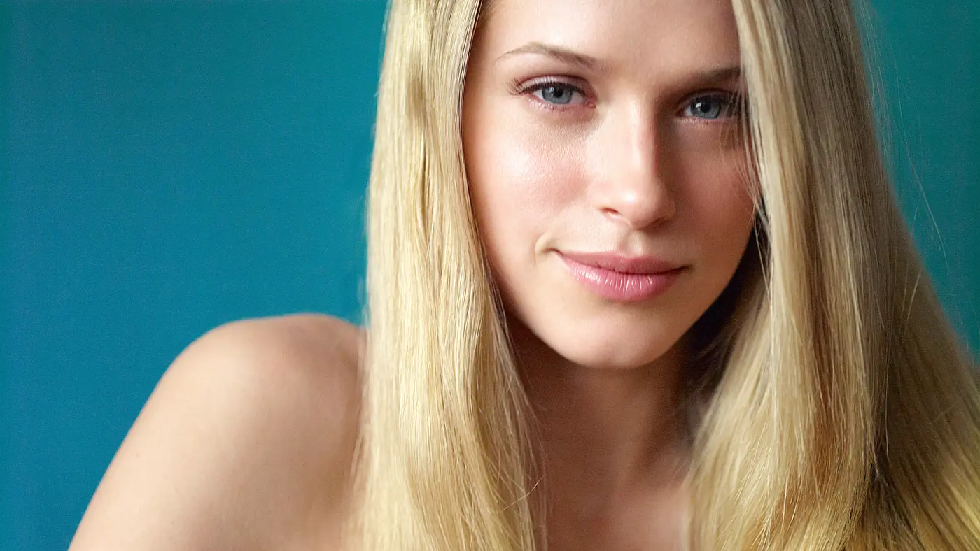 Junge Frau mit fettiger Haut lächelt