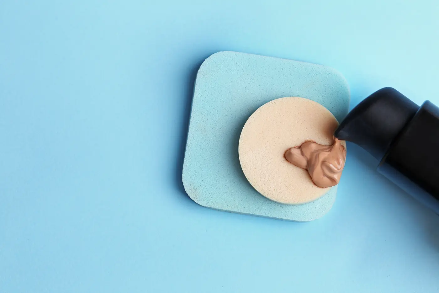 Make-up-Schwämme mit Liquid Foundation