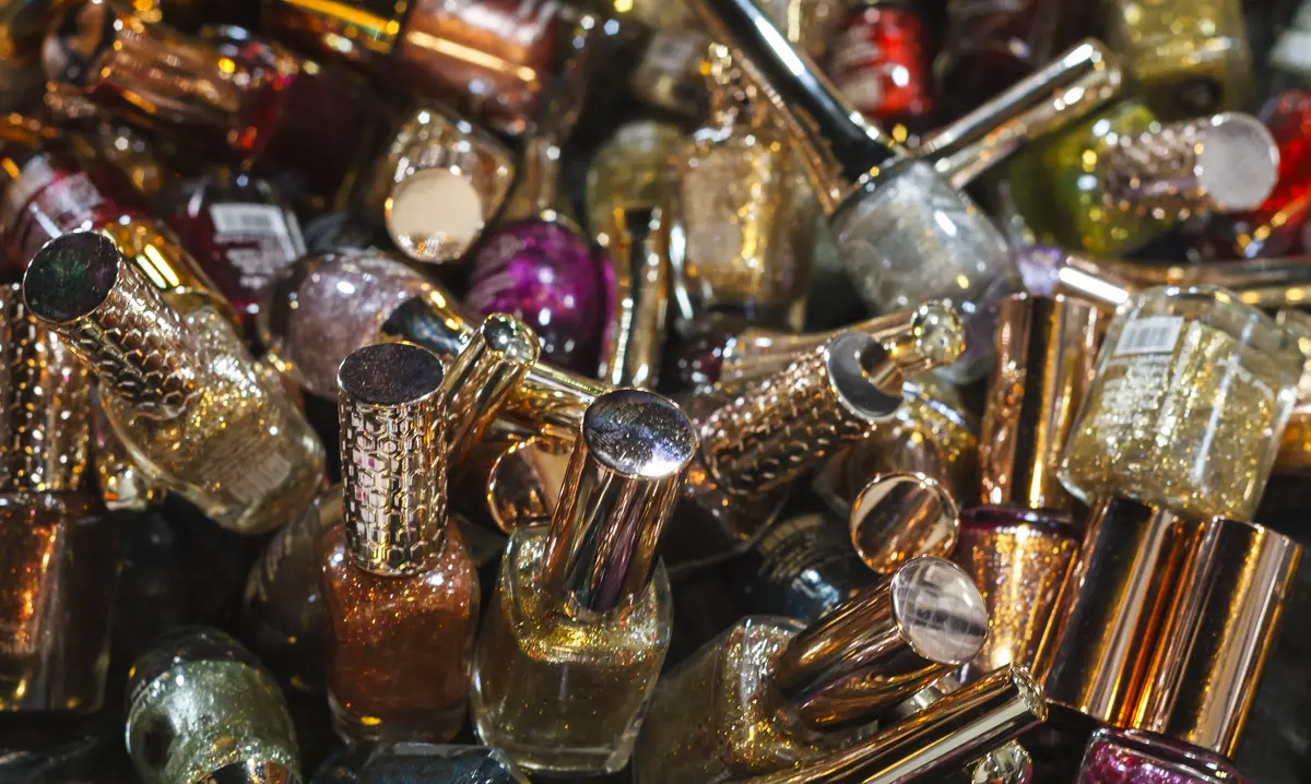 Nahaufnahme vieler Vintage-Flakons