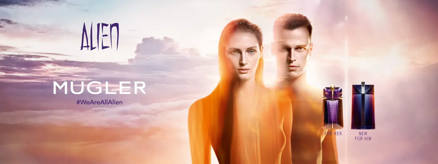 Mann und Frau mit Mugler Alien Parfum Flakons