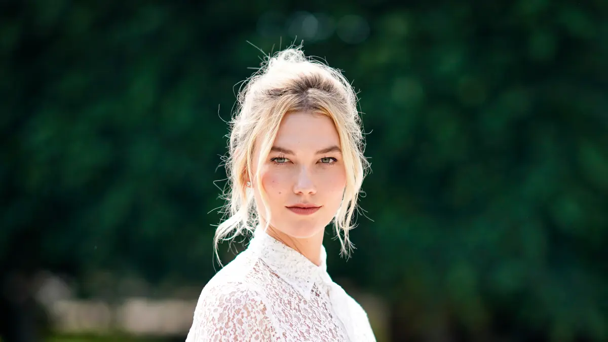 Model Karlie Kloss trägt dezentes Hochzeits-Make-up