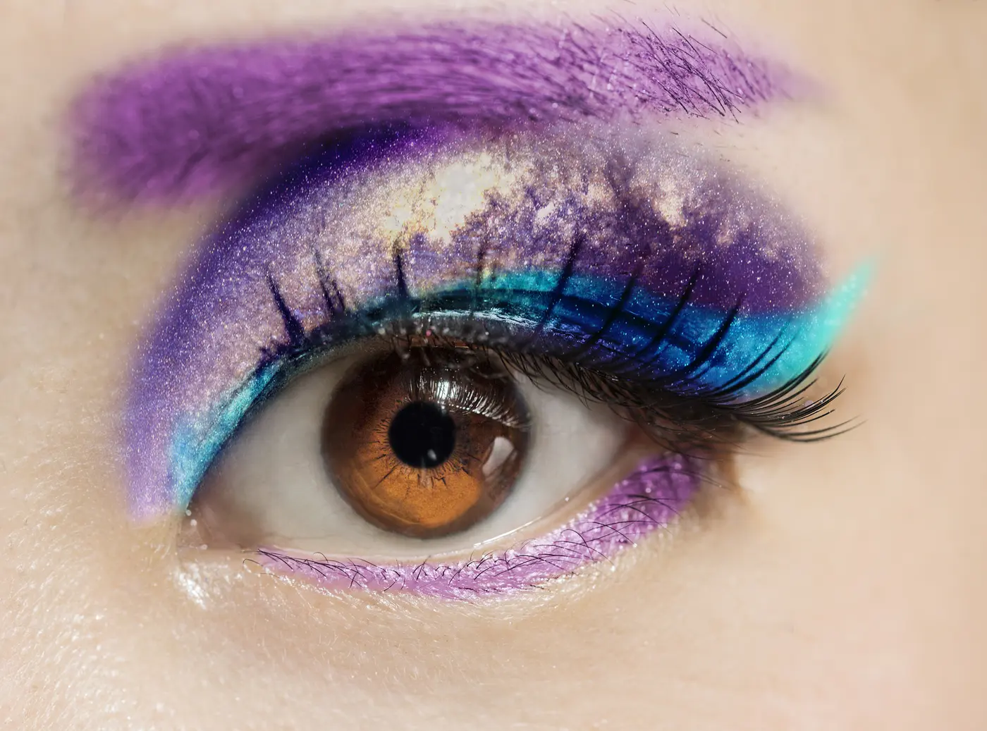 Aufregendes Augenmake-up in Violett mit blauem Eyeliner