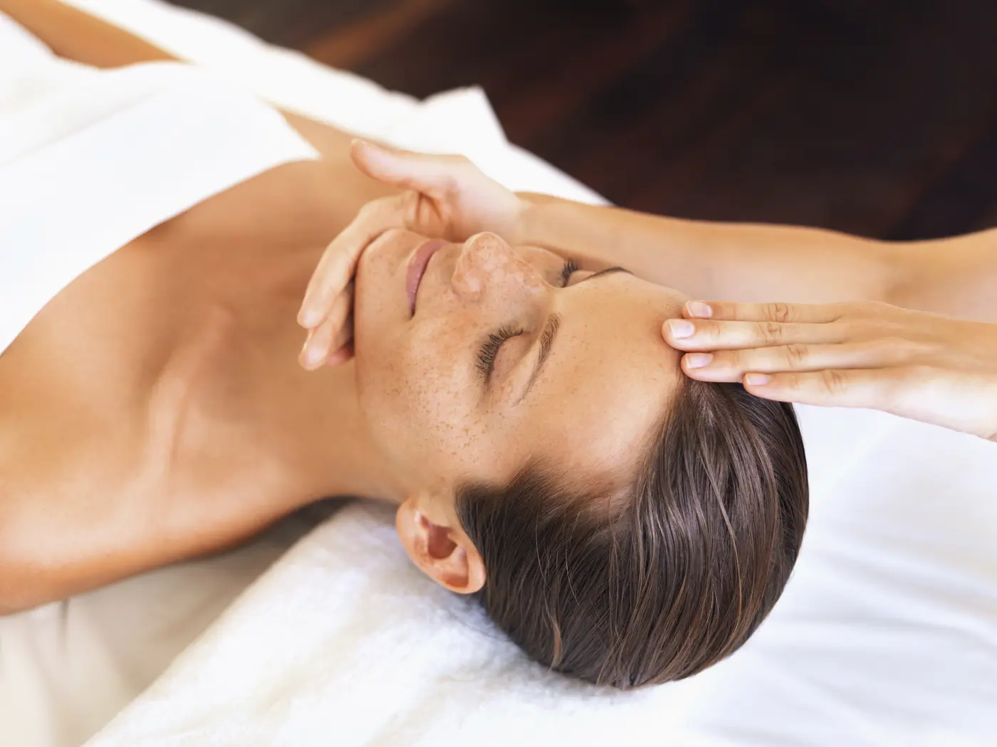 Frau bei einer Gesichtsbehandlung