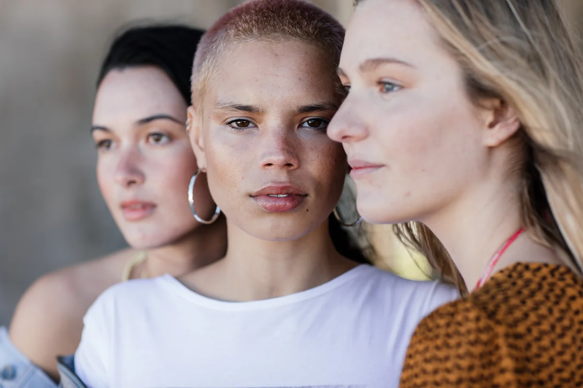 Drei junge Frauen verschiedenen Typs