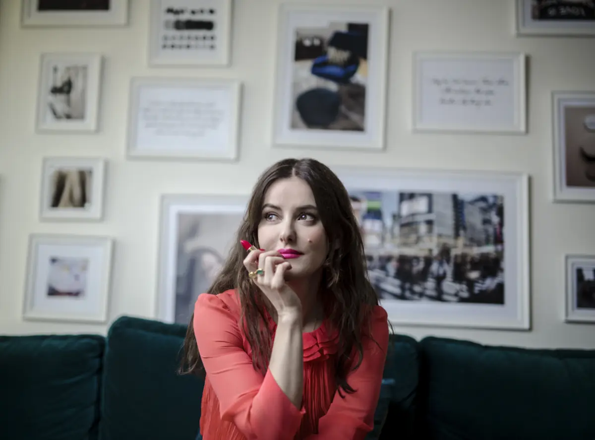 Lisa Eldridge mit Lippenstift