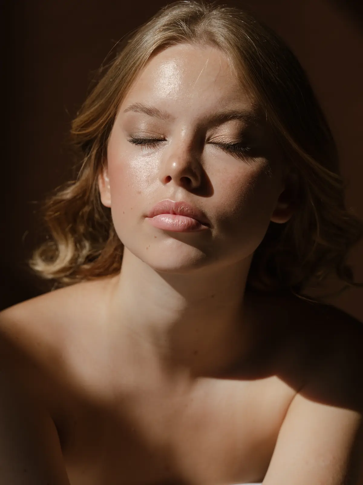Junge mit strahlender, schöner Pearl Skin im Sonnenlicht
