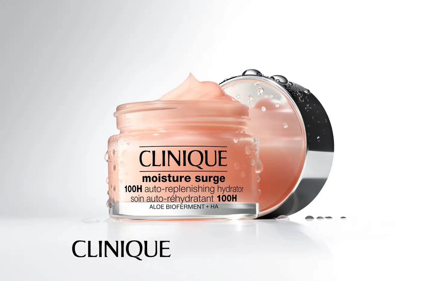 Tiegel "Moisture Surge™ 100H Auto-Replenishing Hydrator" von Clinique arrangiert auf weißem Hintergrund