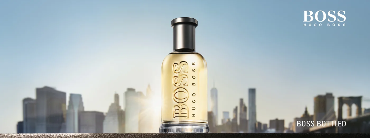 Boss Bottled Flacon vor einer Skyline