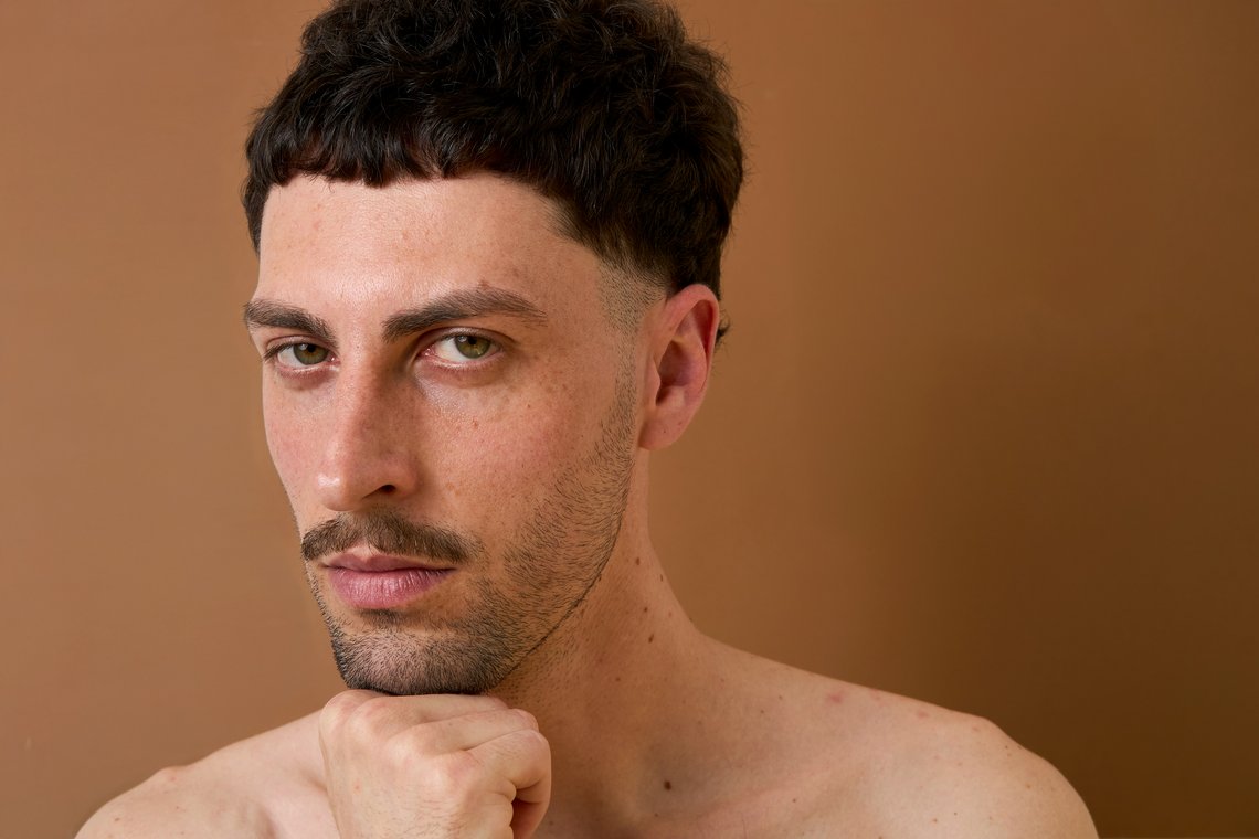 Mann mit Dreitagebart und ausgeprägter Jawline