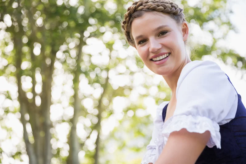 Frau im Dirndl mit Flechtfrisur