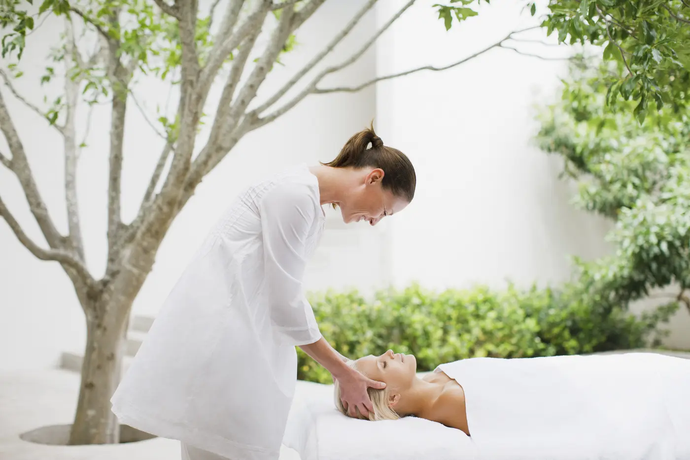 Frau bekommt ein Beauty-Treatment