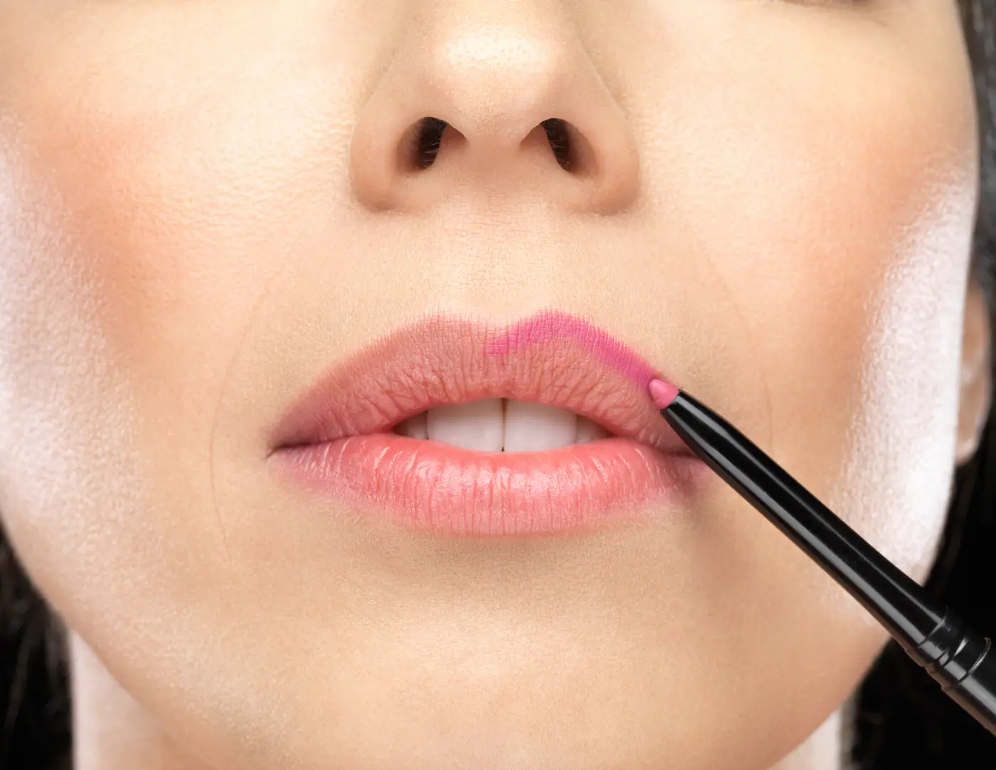 Close-up von Lipliner auf Lippen