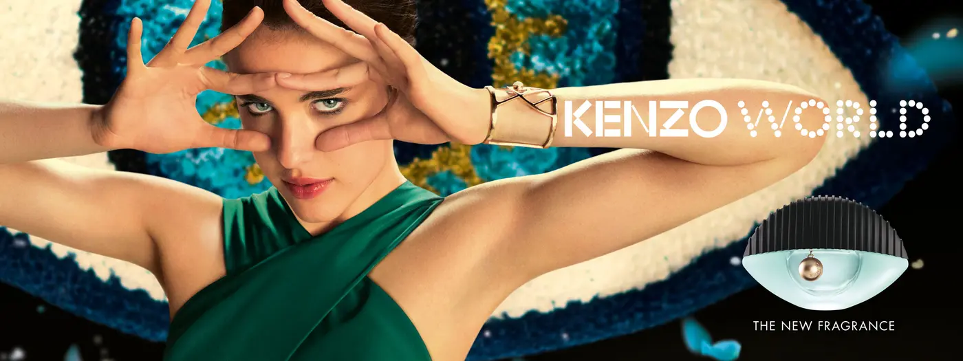 Frau mit Kenzo World Flacon