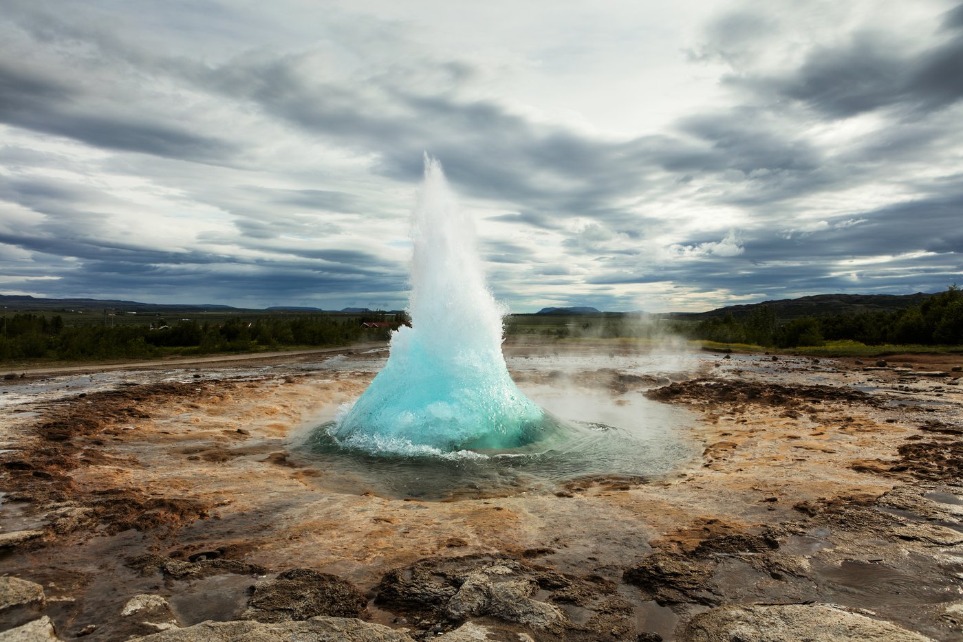 Ein Strokkur-Geysir auf Island