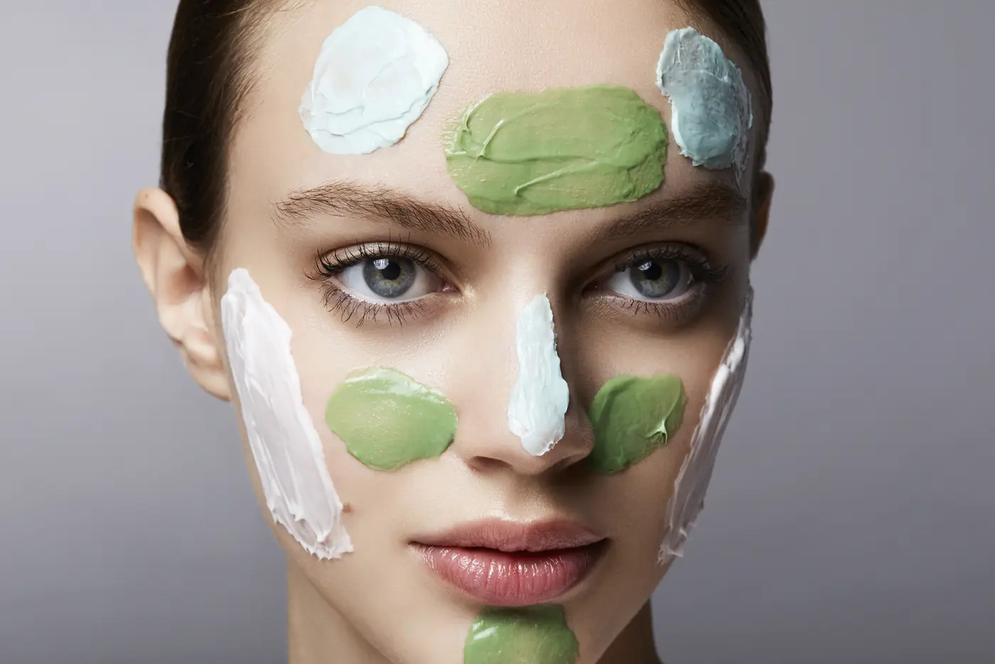 Frau mit Creme im Gesicht