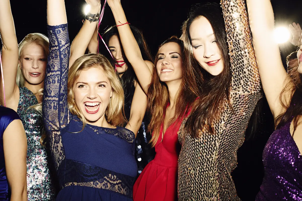 Fraun tanzen auf einer Party